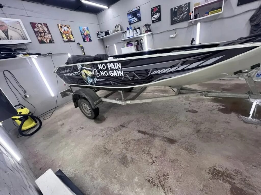 alt="Лодка Striker X4 из полипропилена на воде"