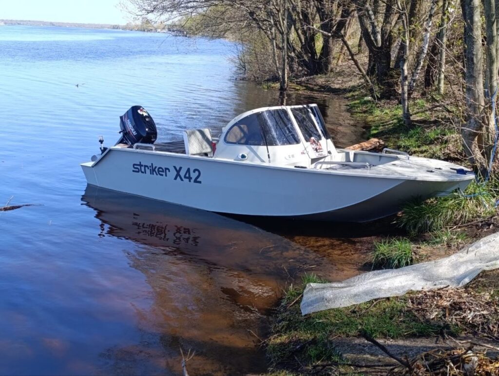 alt="Кокпит лодки Striker X4 с рундуками"