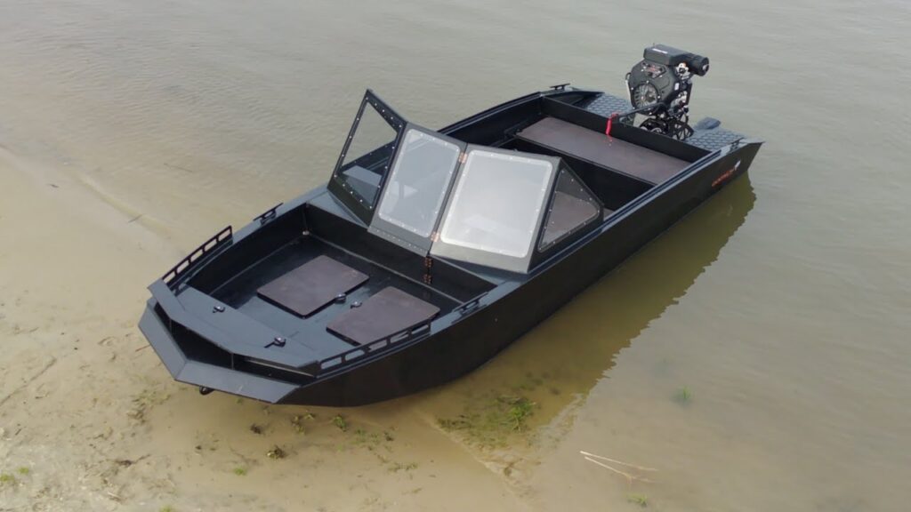 alt="Сравнительная таблица модельного ряда лодок Гунч GOONCH RIVER HUNTER 2026"